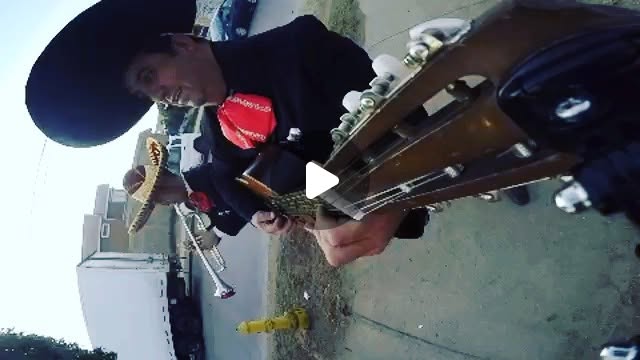 Mariachi tocando en una toma de video con guitarra
