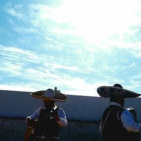 Mariachis en exterior durante una fiesta sorpresa