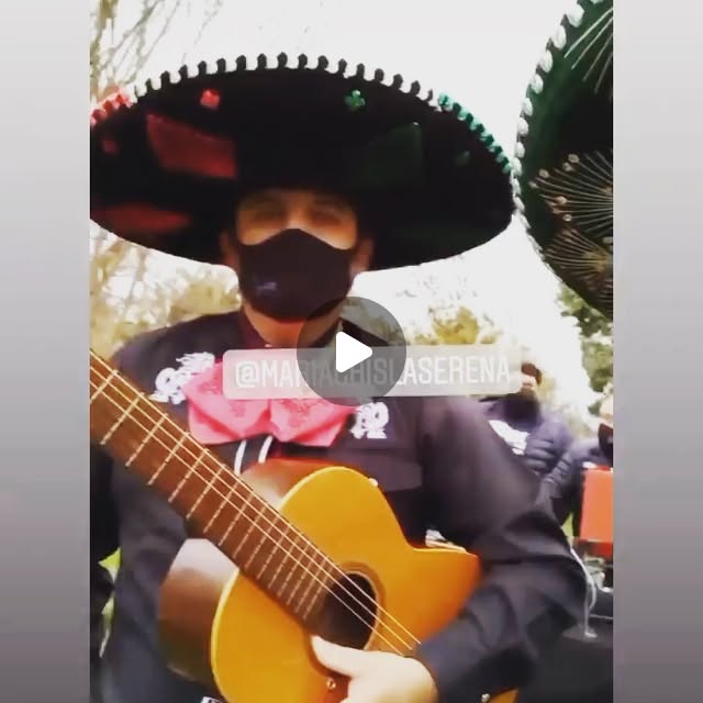 Músico mariachi con guitarra en una presentación a domicilio