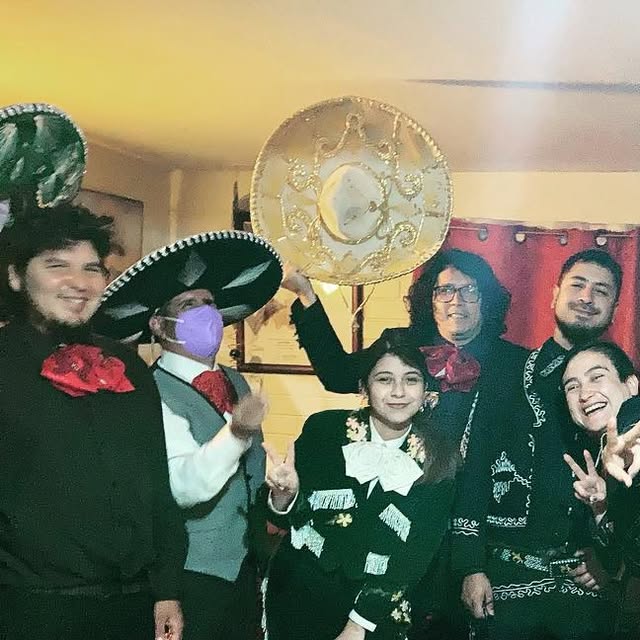 Integrantes del mariachi reunidos con trajes negros