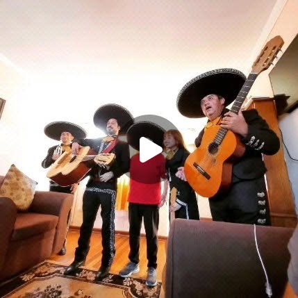 Mariachis cantando dentro de una casa