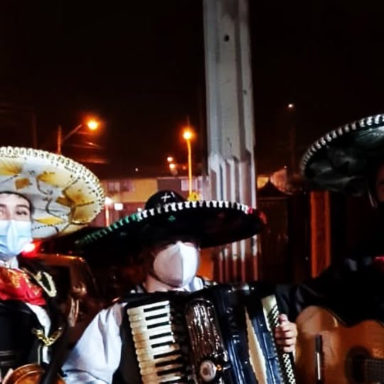Mariachis en una jornada de trabajo nocturna